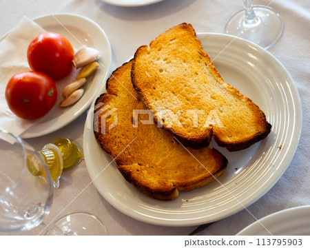 Grilled bread, fresh tomatoes, garlic and olive oil for Pan con tomate 113795903