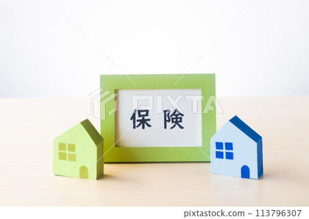 色彩繽紛的房子和保險框架 色彩繽紛的房子和保險框架 113796307