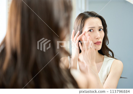 Women who care about their eyes Women who care about their eyes 113796884