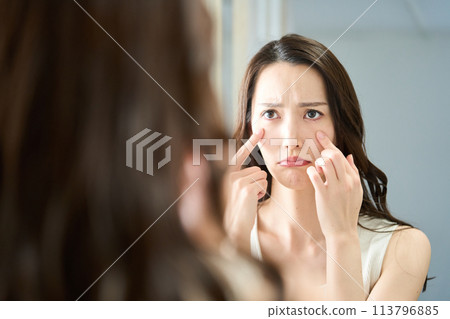 Women who care about their eyes 113796885