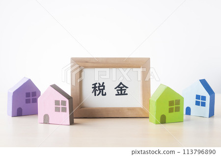 色彩繽紛的房子和稅收框架 色彩繽紛的房子和稅收框架 113796890