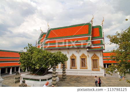 玉佛寺(Wat Phra Kaew)的建築,也被稱為“玉佛寺”和“Phra Lachawan”,位於泰國首都曼谷。 玉佛寺(Wat Phra Kaew)的建築,也被稱為“玉佛寺”和“Phra Lachawan”,位於泰國首都曼谷。 113798125