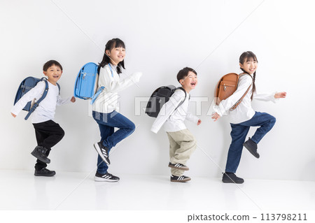 小學生精神抖擻地走路 113798211