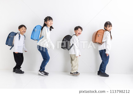 小學生精神抖擻地走路 113798212