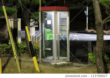 公用電話在晚上 113798927
