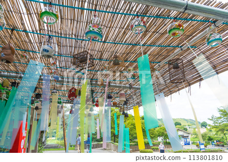 七夕日裝飾的風鈴和紙條 七夕日裝飾的風鈴和紙條 113801810