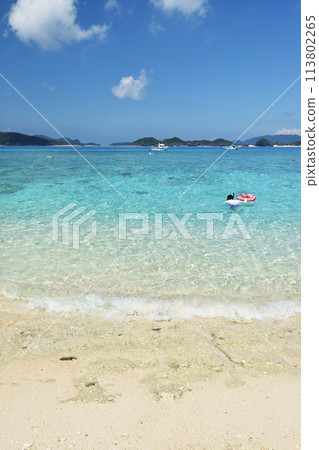 The beautiful sea of Nishibama Beach on Aka Island The beautiful sea of Nishibama Beach on Aka Island 113802265