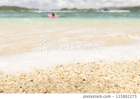 The crystal clear waters and waves of Nishibama Beach on Aka Island The crystal clear waters and waves of Nishibama Beach on Aka Island 113802273