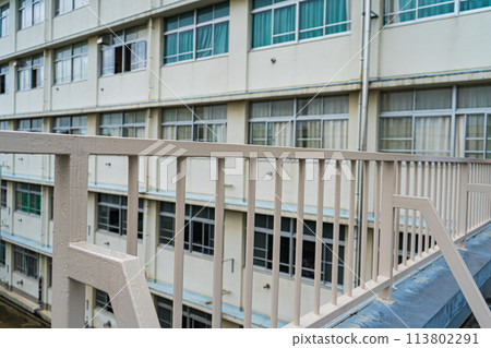 A school building filled with memories of youth 113802291