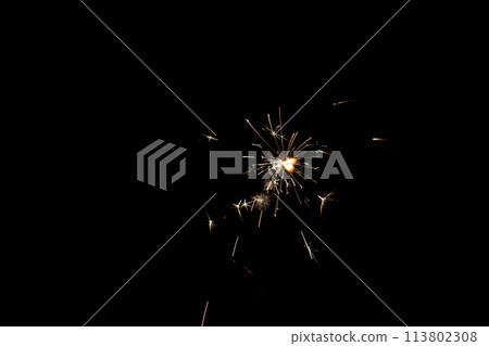 煙火的火花在黑暗中散落 113802308