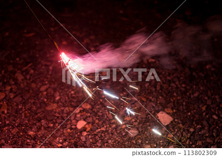 煙火的火花照亮了黑暗 煙火的火花照亮了黑暗 113802309