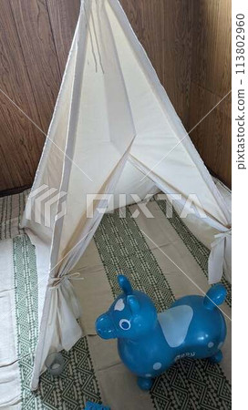 圓錐形帳篷和遊樂設備，室內 113802960