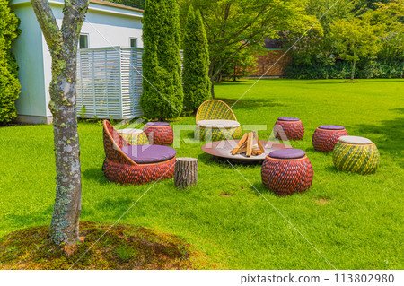 可以在花園派對會場設置的營火旁聊天的空間。 113802980