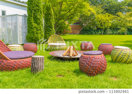 A space for chatting around a bonfire at the glamping site 113802981
