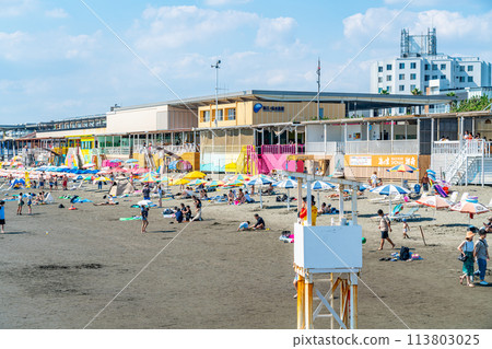 [神奈川縣]盛夏的江之島，海灘小屋鱗次櫛比 113803025