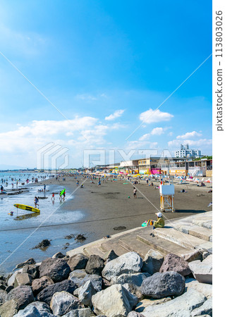 [神奈川縣]盛夏的江之島，海灘小屋鱗次櫛比 113803026