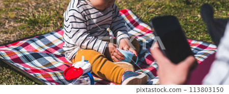 Children and picnic sheets Children and picnic sheets 113803150