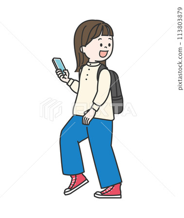 一個女人拿著智慧型手機走路 113803879