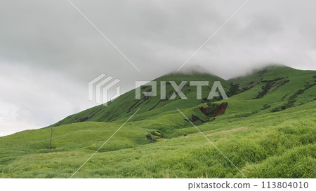 俯瞰雄偉山脈(阿蘇山)的綠色高原 俯瞰雄偉山脈(阿蘇山)的綠色高原 113804010