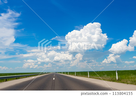 A straight road under the blue sky 113804155