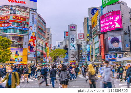 日本東京城市景觀復興入境...涉谷十字路口擠滿了外國遊客...（櫻花盛開）= 5日 113804795