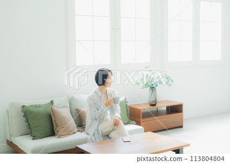 中年婦女在家放鬆 中年婦女在家放鬆 113804804