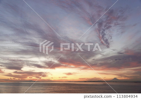 黃昏時從內房看到的東京灣和富士山的剪影 黃昏時從內房看到的東京灣和富士山的剪影 113804934