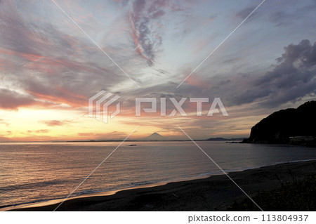 The silhouette of Mt. Fuji floating in Tokyo Bay as seen from the sandy beach of Uchibo at dusk 113804937