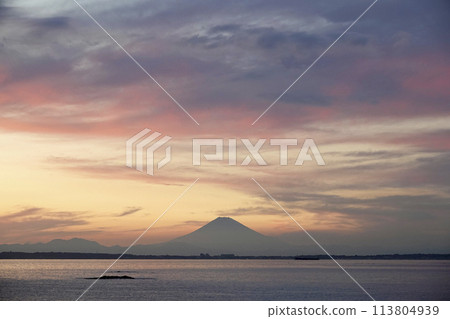 黃昏時從內房看到的東京灣和富士山的剪影 113804939