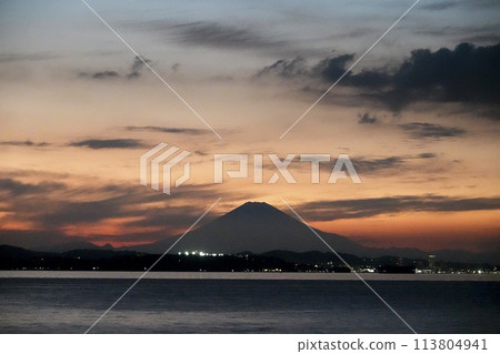 黃昏時分，從內房眺望東京灣對岸和富士山的燈光 113804941