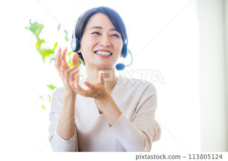 Telework operator female middle 113805124