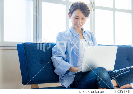 遠程辦公中女性休閒裝 113805126