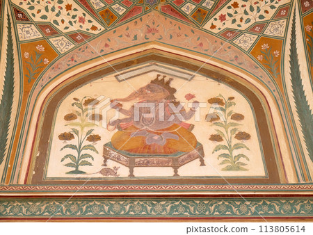Beautiful ornament on wall of palace in Amber Fort in Jaipur, Rajasthan, India 113805614