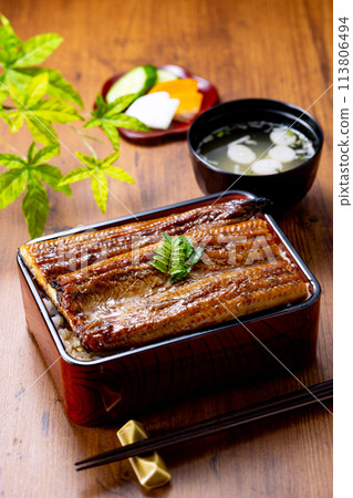 Shigeru 鰻 placed on a wood grain table Shigeru 鰻 placed on a wood grain table 113806494