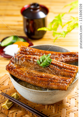 鰻魚碗和竹蓆上的綠葉 113806509