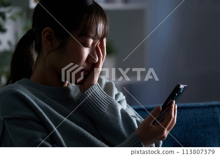 看智能手機的一名沮喪的婦女 113807379