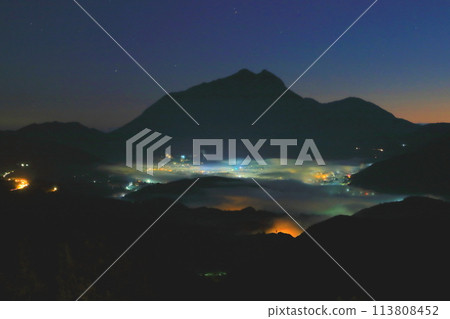 晨霧籠罩的由布院盆地(由布市) 晨霧籠罩的由布院盆地(由布市) 113808452