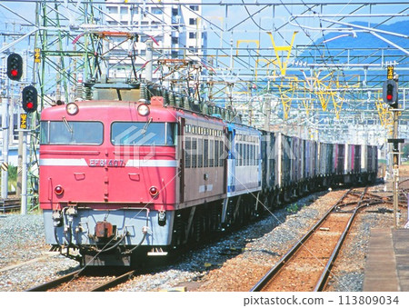 離開關門隧道到達九州的貨運列車 113809034