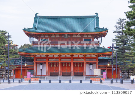 清晨的平安神宮大天門 清晨的平安神宮大天門 113809037