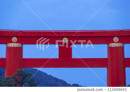 Early morning at Heian Shrine, large torii gate Early morning at Heian Shrine, large torii gate 113809041