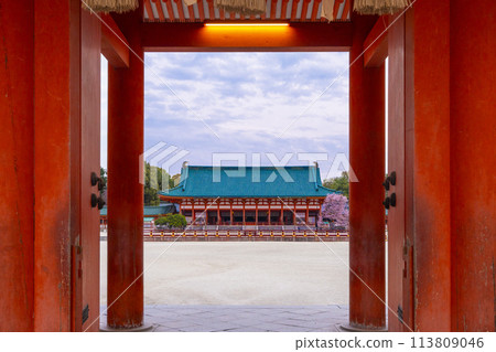 Heian Shrine: The outer worship hall as seen from the Otenmon Gate 113809046