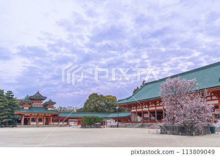 平安神宮外殿和左近櫻花盛開 平安神宮外殿和左近櫻花盛開 113809049