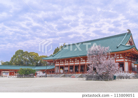 Heian Shrine: The outer worship hall and the Sakonno cherry blossoms in full bloom Heian Shrine: The outer worship hall and the Sakonno cherry blossoms in full bloom 113809051