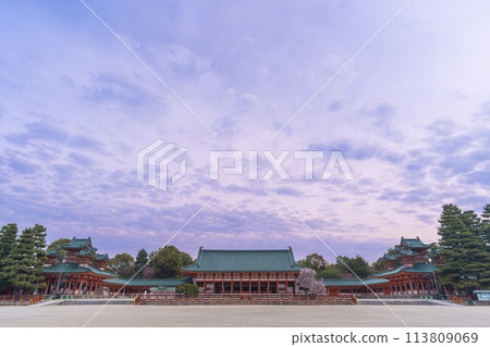 Spring in Kyoto: Heian Shrine grounds (from left: Byakko-ro, Daigokuden, Soryu-ro) 113809069