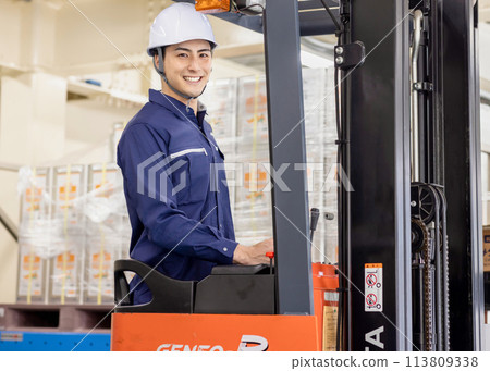 Man driving a forklift 113809338