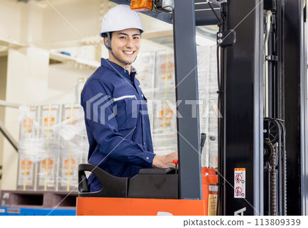 Man driving a forklift 113809339