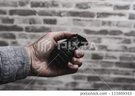 手榴彈的男人 113809383