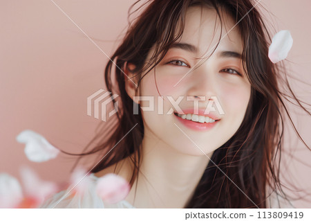 一個微笑的女人的肖像,花瓣在春風中翩翩起舞 一個微笑的女人的肖像,花瓣在春風中翩翩起舞 113809419