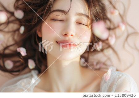閉著眼睛微笑的女人肖像，花瓣在春風中翩翩起舞 113809420