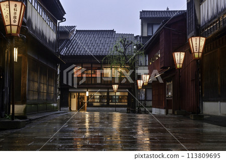 東茶屋區的夜景，雪燈和雨 113809695